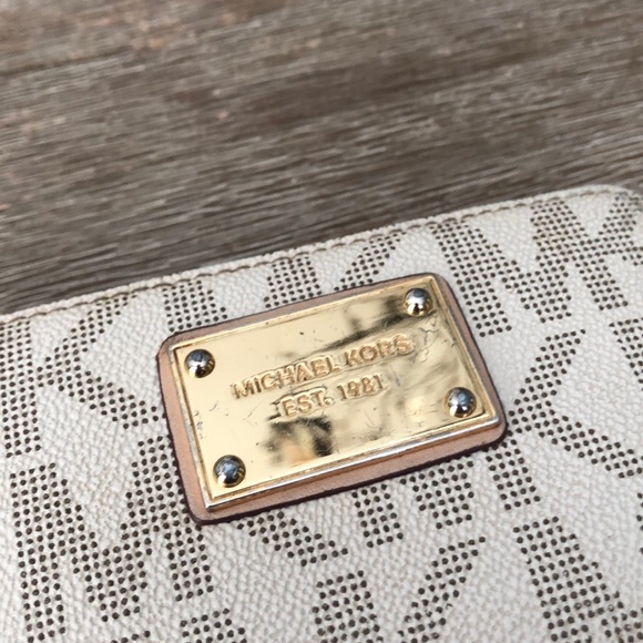 AUTHENTIC Michael Kors Logo Jet Set Wallet - Picture 7 of 7